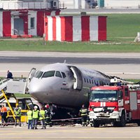 Pasažieru evakuāciju no Maskavā degošās lidmašīnas varēja traucēt bagāžas glābšana
