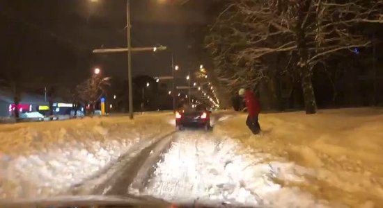 Video: Ziemas izklaides – jaunieši Juglā snovo, turoties pie auto