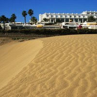 Tunisija pabeigusi veidot smilšu valni gar Lībijas robežu