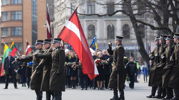 Ziedu nolikšana pie Brīvības pieminekļa 25. martā (2016. gads) - 1