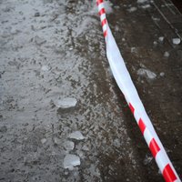 Daudzviet Latvijā autoceļi apledo, strādā 100 ziemas tehnikas vienības