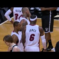 Video: Ko NBA 'play-off' mača laikā runā 'Heat' zvaigzne Džeimss