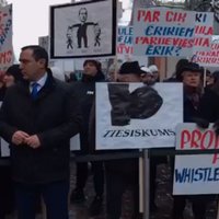 Video: Juraša aizstāvībai pie Saeimas pulcējas aptuveni 100 cilvēku