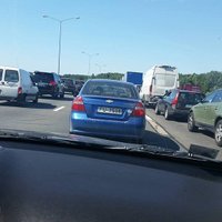 ФОТО: На Юрмальском шоссе огромные пробки; машины стоят в четыре ряда