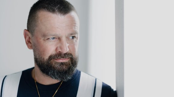"Visu laiku jāmēģina atrast iemeslu dzīvot." Armands Simsons par apkārtējo viedokļiem un laulību