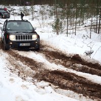Foto: Latvijā jauno 'Jeep Renegade' prezentē ar braucienu apvidū