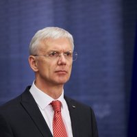 Pēc kritikas valdība atliek lemšanu par Latvijā ieceļojošo personu stingrāku uzraudzību