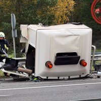 Video: Divu kravas auto avārijas dēļ uz Jelgavas šosejas daļēji bloķēta satiksme