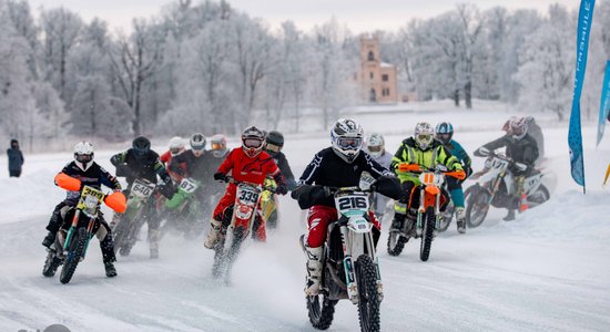 Foto: Kupls dalībnieku skaits uz Alūksnes ezera sacenšas Latvijas čempionātā ziemas motokrosā