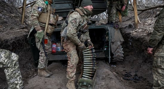 Okupanti mēģina pārraut aizsardzību Harkivas apgabalā, ukraiņi piesaista rezerves