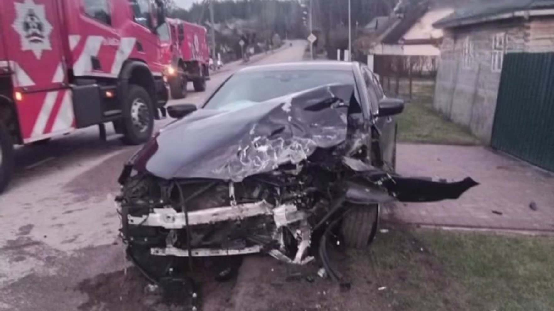 Krāslavā BMW lielā ātrumā ietriecies busiņā