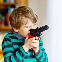 'Kariņi' internetā un rotaļu ieroči: psiholoģe par šādu spēļu ietekmi uz bērnu