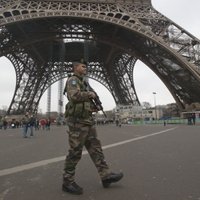 Francijas karavīri sardzē pie mošejas sašāvuši autobraucēju, kas centies viņus sabraukt