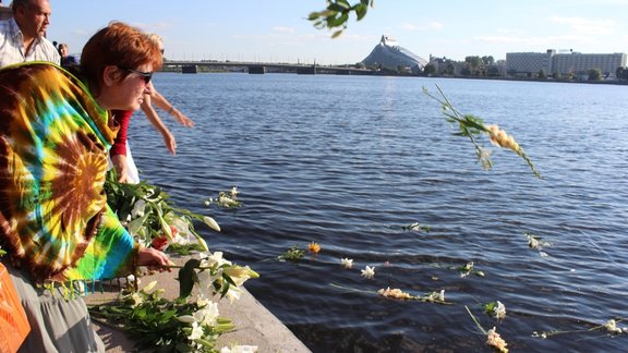 Lilijas peld Daugavā. Dalai Lamu gaida, bet viņš neierodas