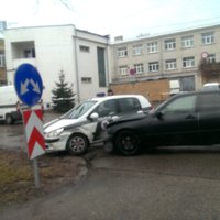 ФОТО, ВИДЕО: В Юрмале Lexus столкнулся с автомобилем Госполиции
