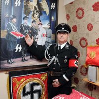 Britus satrauc onkulis nacistu formas tērpā