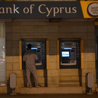 Kiprā ierobežos naudas izņemšanu bankomātos un eiro 'importu'