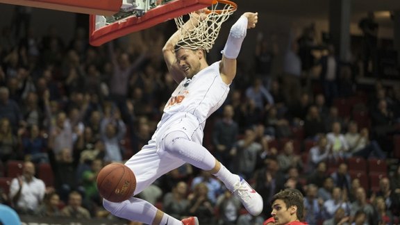 Endrū Šmits, basketbols