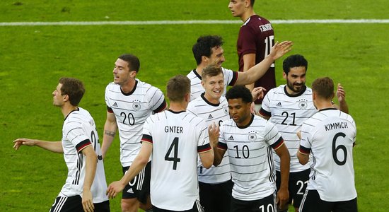 ФОТО: Сборная Латвии по футболу получила семь мячей от Германии