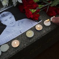 ФОТО: В Риге возложили цветы в память Бориса Немцова