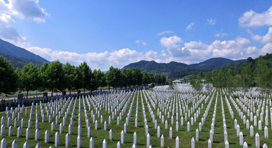 Kā Srebrenicas slaktiņa vietas izskatās tagad – pēc 20 gadiem