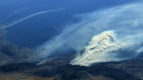 Meža ugunsgrēks Kalifornijā, bildēts no Zemes orbītas. Klimata pārmaiņām turpinoties nekontrolēti, ekstrēmi laikapstākļi (gan ilgstoši sausuma periodi, gan vētras) kļūs arvien biežāka parādība. Foto: NASA/Randy Bresnik