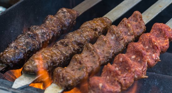 Grilējam kebabus: kā uzvērt malto gaļu uz iesma, lai tā nekristu oglēs