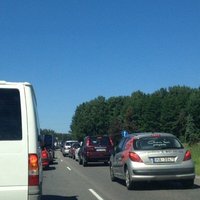 Uz Jūrmalas šosejas - pamatīgs satiksmes sastrēgums; cilvēki 'soctīklos' sašutuši