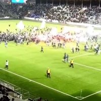 Video: Līdzjutēji iekaro futbola laukumu – 'Malmo' svinības pēc titula nodrošināšanas