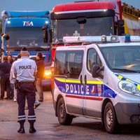 Francijas lauksaimnieki un kravu pārvadātāji bloķē ceļus, aicinot slēgt Kalē 'Džungļus'