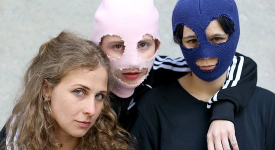Feministu pankroka grupa 'Pussy Riot' uzstāsies Stokholmas praidā