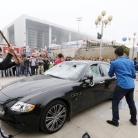 ФОТО: Китаец разгромил свою Maserati в знак протеста против плохого сервиса