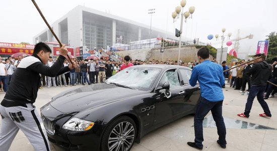 ФОТО: Китаец разгромил свою Maserati в знак протеста против плохого сервиса