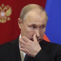 Уровень доверия Владимиру Путину снизился в два раза