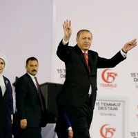 Erdogans puča mēģinājuma gadskārtā draud 'nocirst galvas nodevējiem'