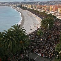 Pēc šausminošajiem teroraktiem tūkstošiem cilvēku Francijā pulcējas uz mītiņiem