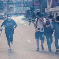 Foto: Honkongā policija ar asaru gāzi un ūdensmetēju izklīdina tūkstošiem protestētāju