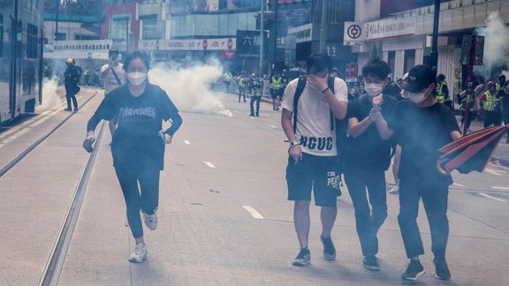 Honkongā policija izklīdina tūkstošiem protestētāju - 3