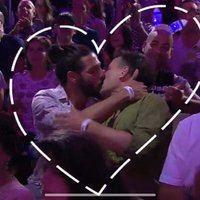 Sašutums un gaviles: 'Eirovīzijas' tiešraides skatītājus uzkurina divu vīriešu skūpsts