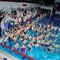 Мировой рекорд Гиннеса устоял после "ночного заплыва" в бассейне на Кипсале