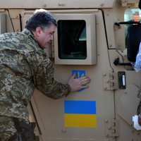 Foto: Ukraina saņem pirmo ASV 'Humvees' partiju