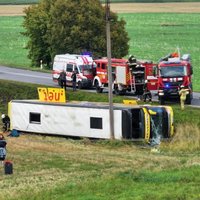 Foto: Lietuvā apgāžas autobuss Rīga-Kēnigsberga; cietuši 26 cilvēki – viens no Latvijas