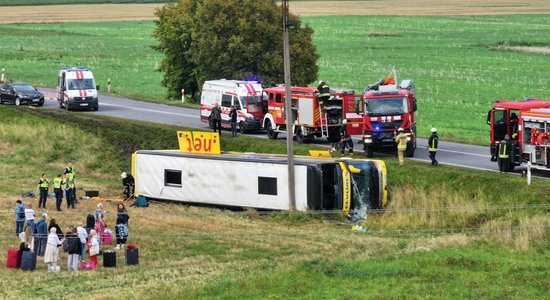 Foto: Lietuvā apgāžas autobuss Rīga-Kēnigsberga; cietuši 26 cilvēki – viens no Latvijas