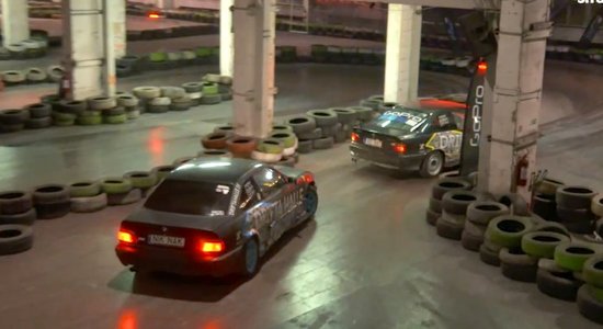 Video: Drifta brīnumbērns Bertāns māca Timrotam driftēt superšaurā trasē