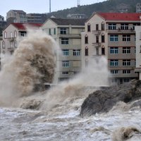 ФОТО: по Китаю несется мощный тайфун, есть жертвы