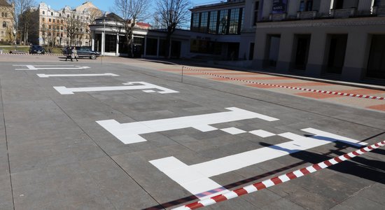 Foto: Pie Latvijas Nacionālās operas tapis simbolisks uzraksts – BĒRNI