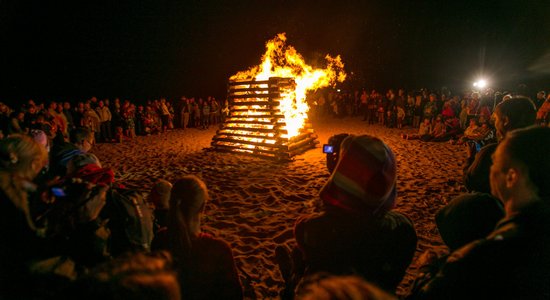 Vakarbuļļu pludmalē Seno ugunskuru nakti atzīmēs ar akustiskajiem koncertiem