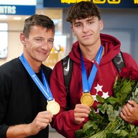 Foto: Sensacionālie Eiropas čempioni Pļaviņš/Fokerots sagaidīti dzimtenē