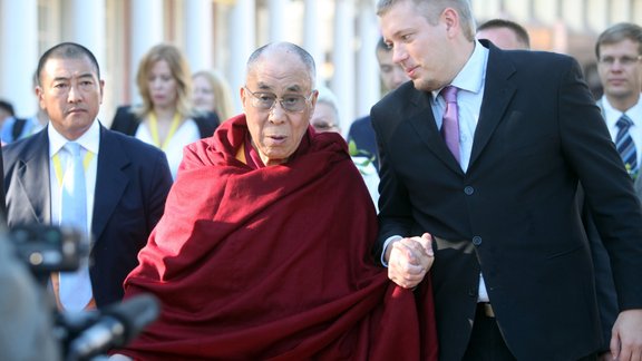 Dalai Lama pie Brīvības pieminekļa