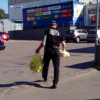 Lasītājs šokēts par Rīgas pašvaldības policistu dedzīgo cīņu pret sirmām ābolu tirgotājām